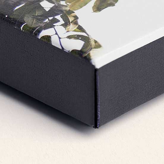 Canvas print black edge